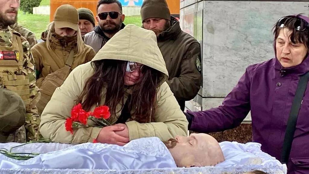 Ukrayna'daki savaşın acısı yürekleri yaktı! Ölen askerler için gözyaşları sel oldu 8